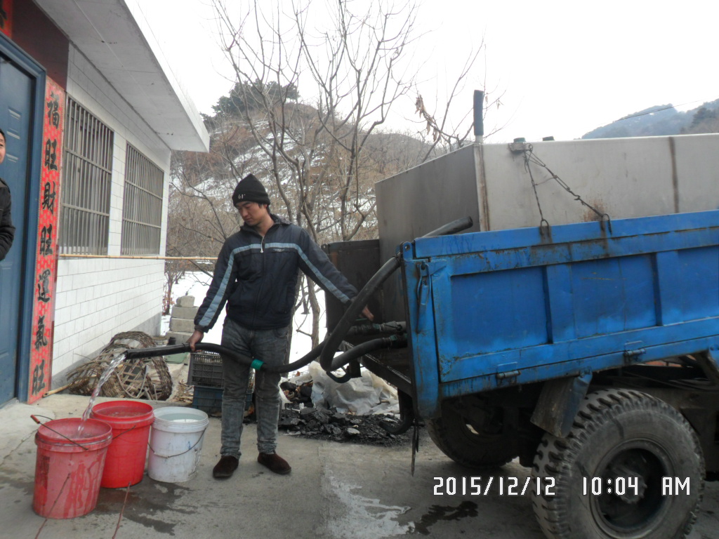 1送水车在给各家各户送水.JPG