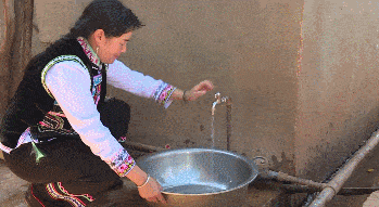 让山区群众喝上干净水2.gif