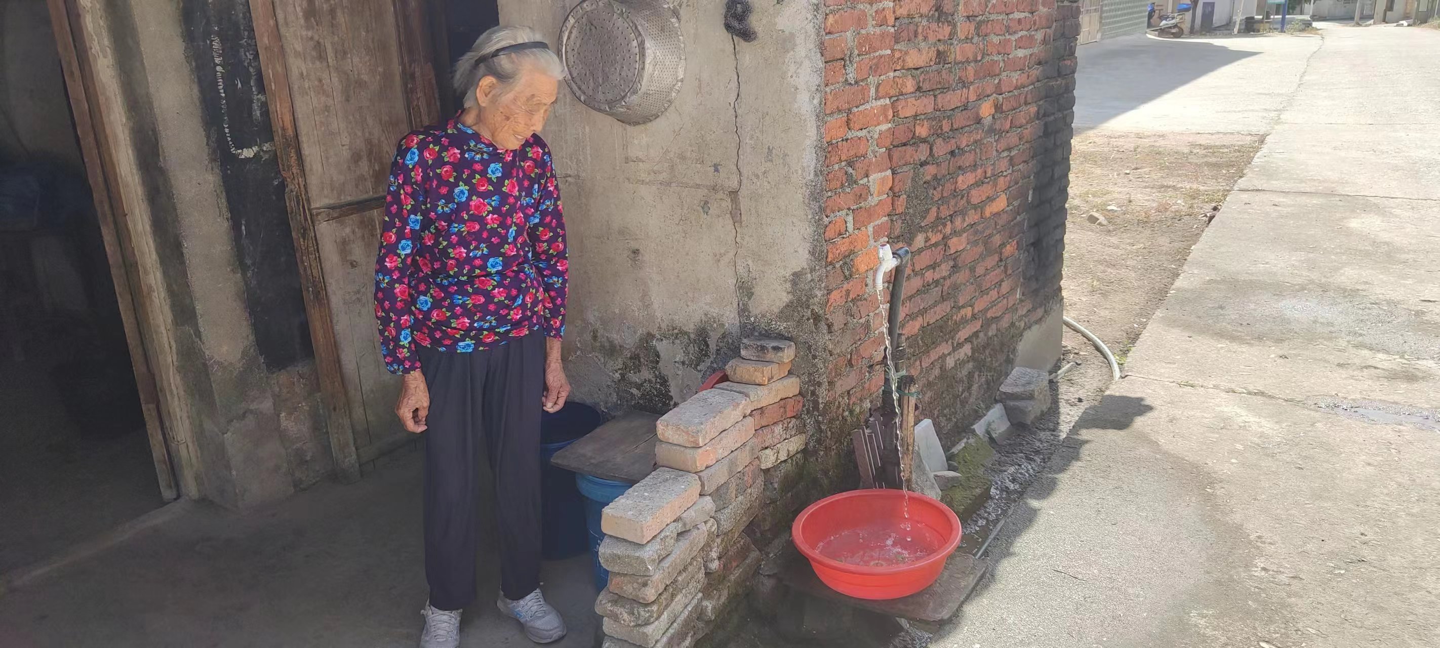 用水妇女1.jpg
