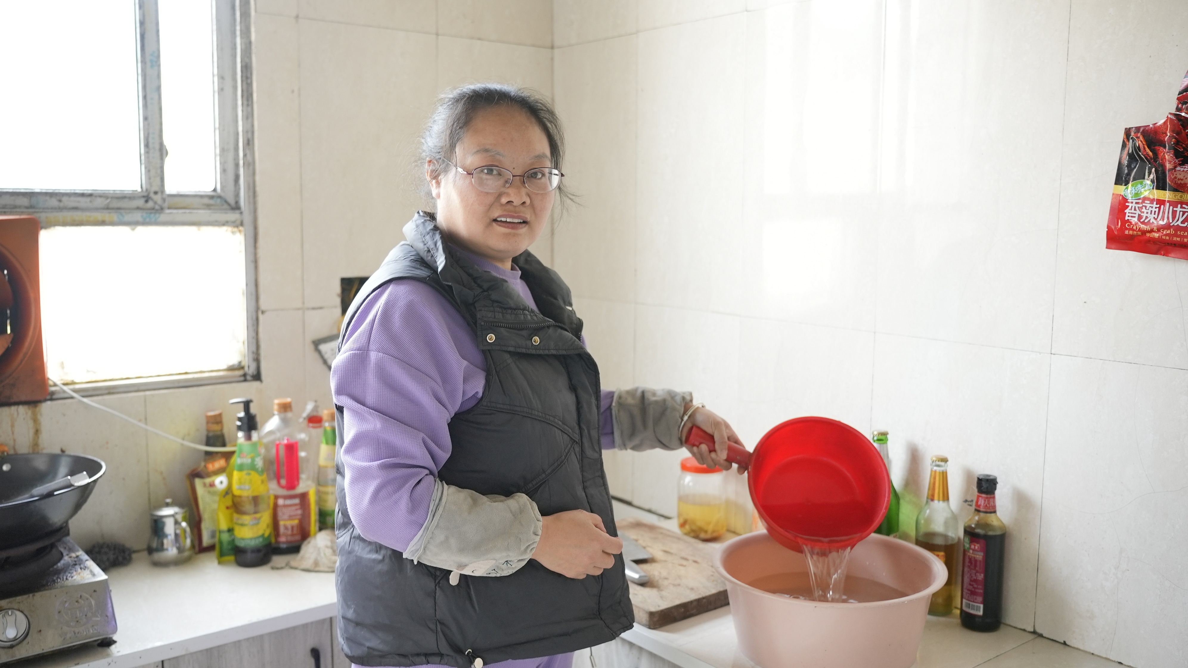 图2 飞剑潭乡下坪村妇女李小兰用上了方便的水 - 副本.jpg