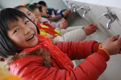 Students of the Zhuzhen Hope Primary School wash their hands at their newly built sink. [cwdf.org.cn]