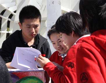 Ten Grade One students from the Experimental High School Affiliated to Beijing Normal University recently launch a charity program called 'Water Angel', collecting funds for children living in mountainous areas with a lack of safe drinking water. 