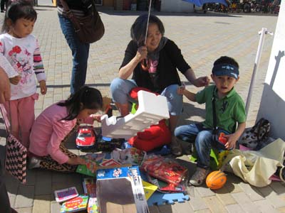 The Carebaby Wangjing Kindergarten held a charity bazaar in Beijing on May 10, 2013, to raise funds for the Water Cellar for Mothers Project. 