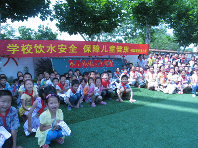 Beibei District Women's Federation and Liuyin Town government jointly launch a school safe drinking water activity in Mingtong Primary School in Liuyin Town to help the children develop good hygiene habits and encourage them to protect the environment. 