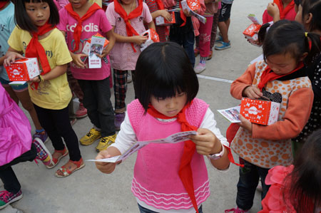 Students gain health knowledge in Zhongtian Town Central School in Liangshan Prefecture of southwest China's Sichuan Province. 