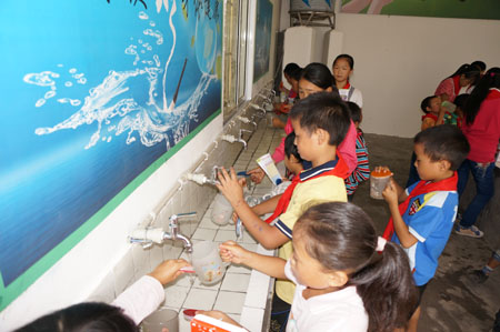 Students drink water at Zhongtian Town Central School in Liangshan Prefecture of southwest China's Sichuan Province. 