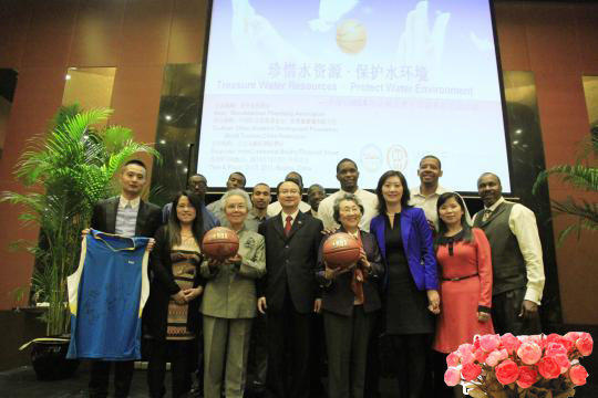 10月5日晚，由美中友好協會（Sino-American Friendship Association）主辦，中國婦女發展基金會和世界旅游城市聯合會聯合協辦的“珍惜水資源，保護水環境”公益活動在北京舉行。[中新綱]