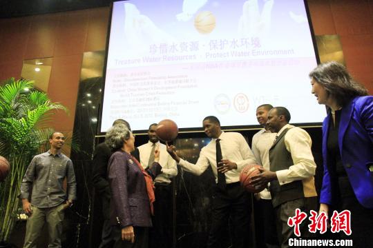 美中友好協會名譽顧問周秉德與球. 10月5日晚，由美中友好協會（Sino-American Friendship Association）主辦，中國婦女發展基金會和世界旅游城市聯合會聯合協辦的“珍惜水資源，保護水環境”公益活動在北京舉行。[中新綱]