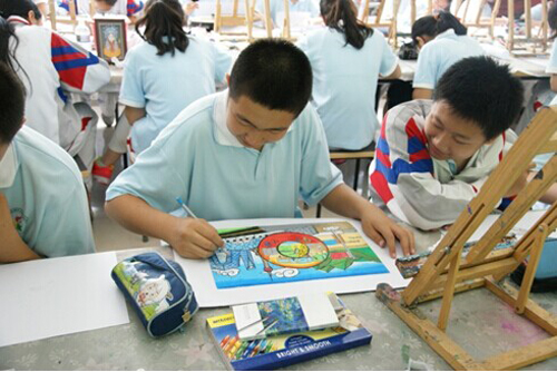 Zhao Xinyu, a student from a rural area, creates a painting themed on the express vehicles for the 'Water Cellar for Mothers' project. 