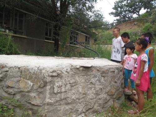 即将建成的“母亲水窖•校园安全饮水”项目---兴隆县蓝旗营开庄村小学2014年“母亲水窖•校园安全饮水”项目实施动态