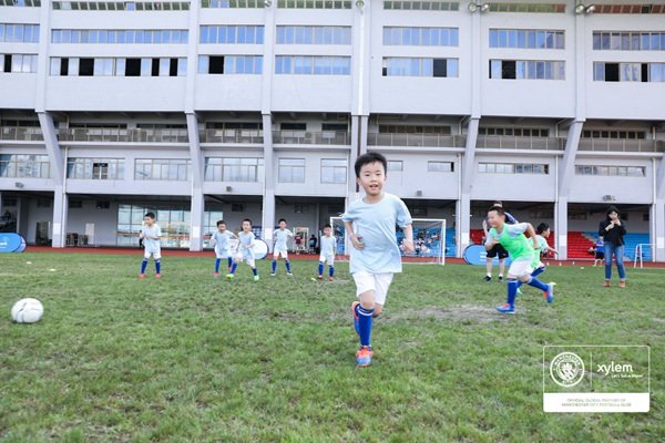 曼城足球俱乐部助力“水印计划”活动，传播水安全教育