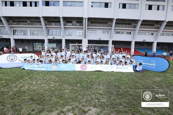 曼城足球俱乐部助力“水印计划”活动，传播水安全教育