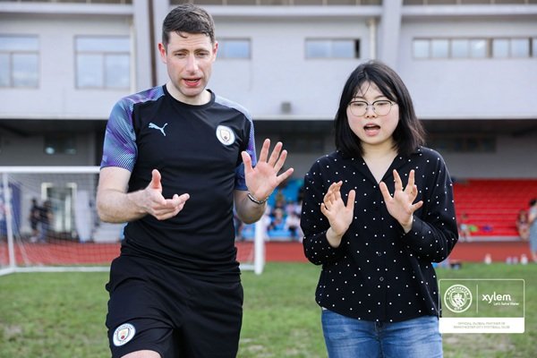 曼城足球俱乐部助力“水印计划”活动，传播水安全教育