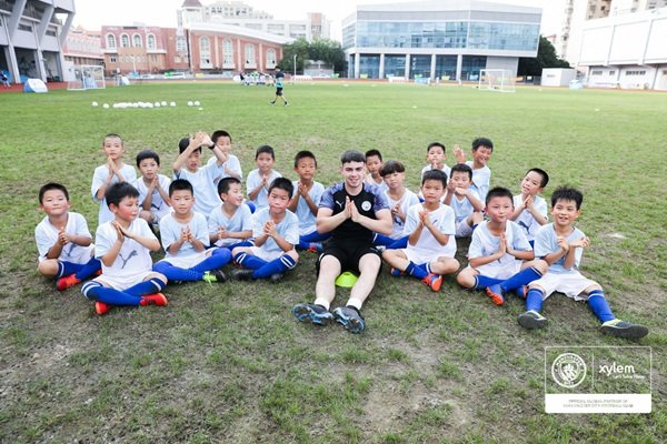 曼城足球俱乐部助力“水印计划”活动，传播水安全教育