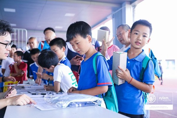 曼城足球俱乐部助力“水印计划”活动，传播水安全教育